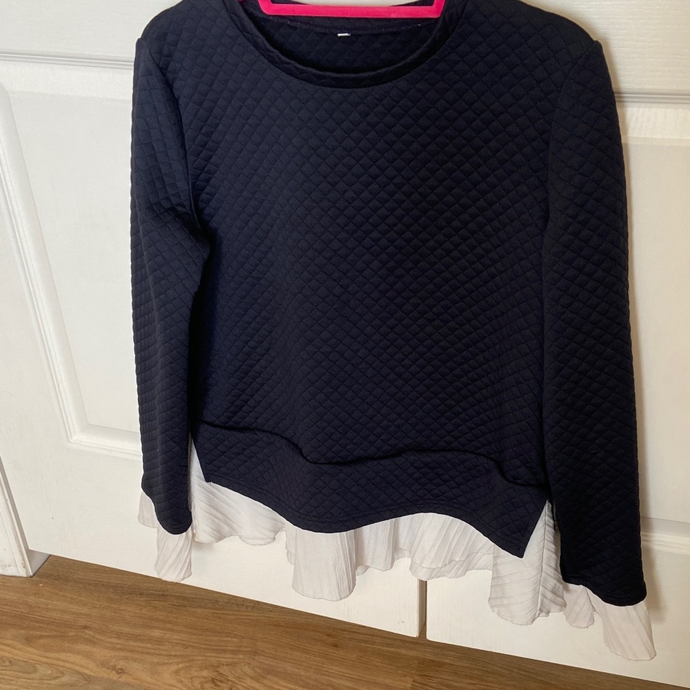Elegant Navy Quilted Sweatshirt with White Trim